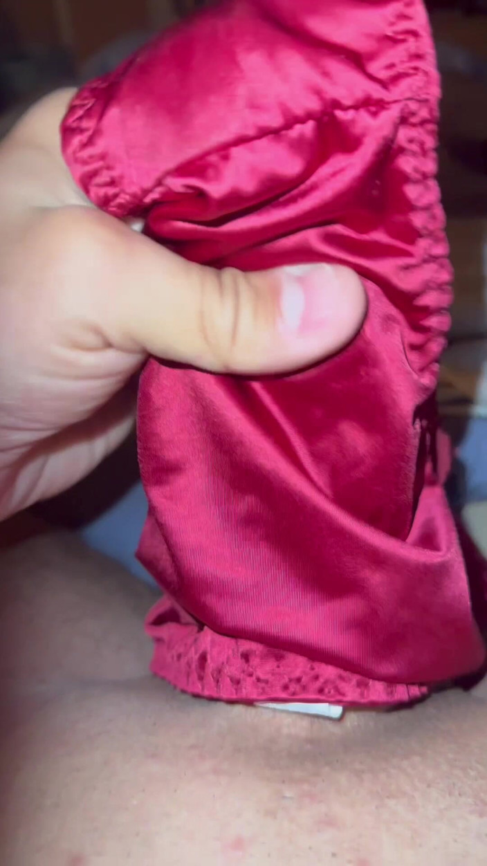 Bigbrook45: Celana dalam satin merah
