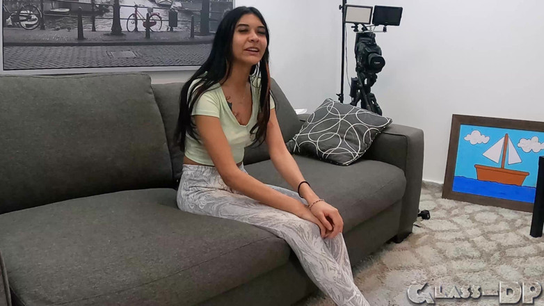 GLASSDP: Piccola pornostar latina ha iniziato a scopare e succhiare sul...