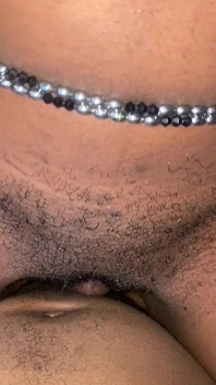 Seksi ateşli Afrikalı zenci browngurl234 büyük klitoris ve kremsi ıslak genç amcığı zıplayan yarak üzerinde sikiyor bakış açısı