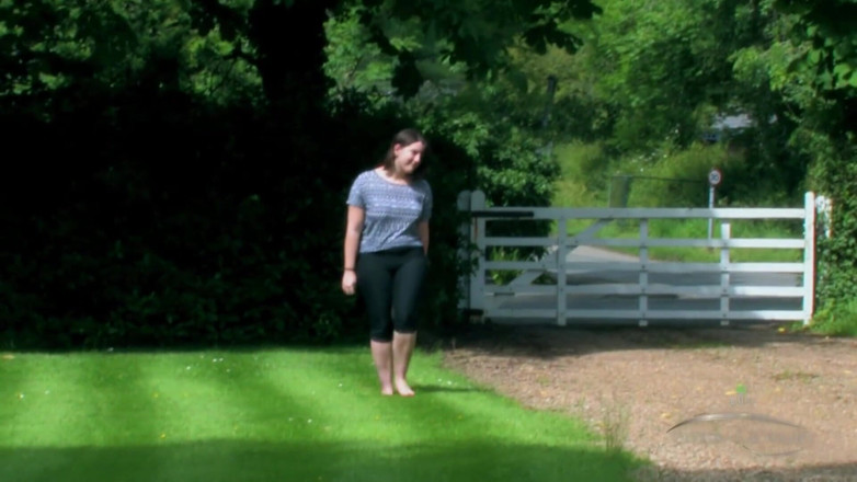 ATK Fans (Hairy): Beryl Is Rocking Her Bare Feet Through the Soft Grass