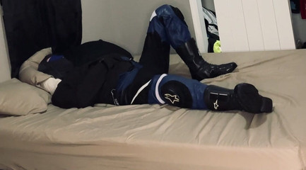 GearJock69: Motorkář ve svěrací kazajce a svázaná