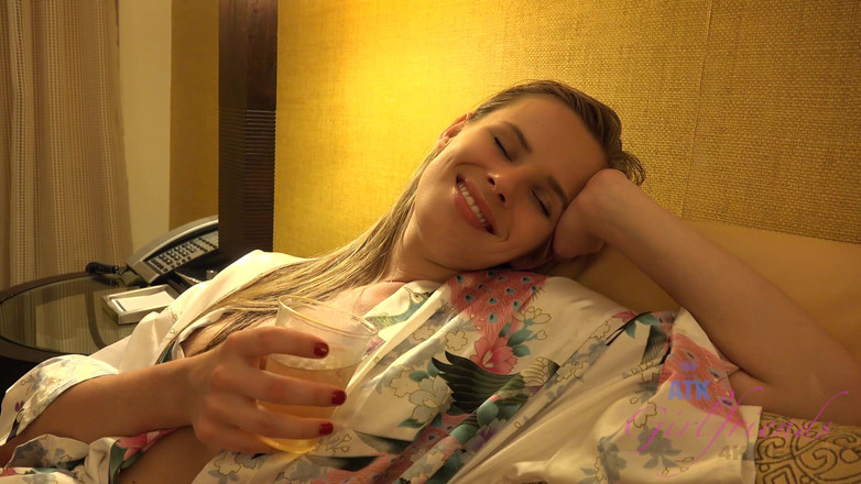 Classic ATK Girlfriends: Jillian se ve tan sexy con su bata sedosa lista...