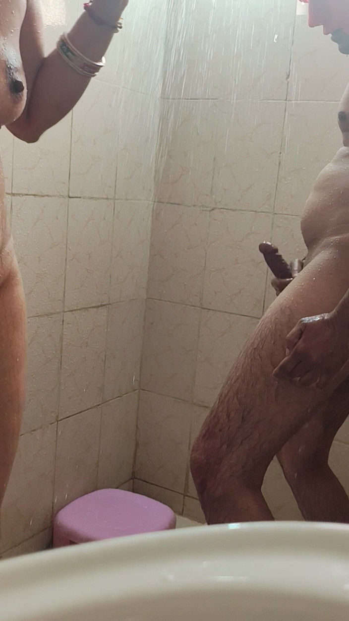 Nisha bhabhi: Nisha la bhabhi se fait baiser dans son bain