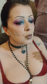 MILF raucht in einem bh