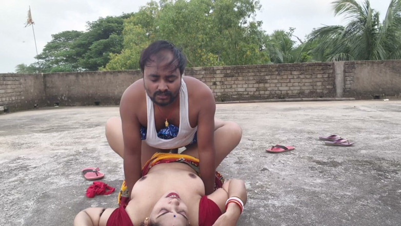 Sona bhabhi: Eine schöne indische bengalische bhabhi erstaunlicher sex auf dem Dach