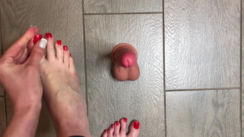 Homemade_Handjob: Des pieds rouges sexy jouent avec un gode