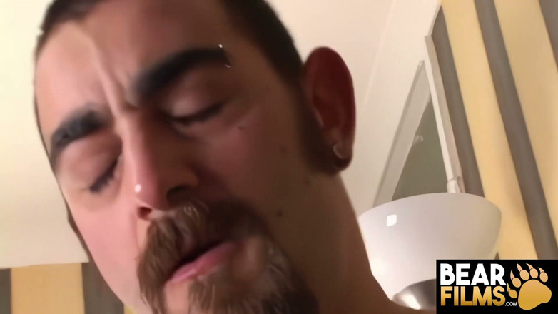 Bear Films: Bearfilms - flaco fondo - Elvis es alimentado con la polla dura...