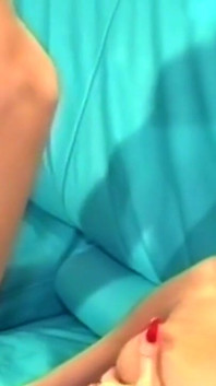 Brunetă matură gagică se fute cu degetele și vibratorul în pizda ei picurândă Wildly