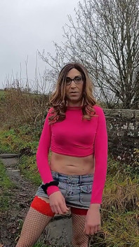 Trans menina mostrando suas meias vermelhas