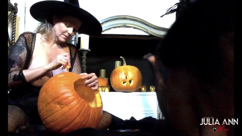 Julia Ann: Julia Ann und Jenna Foxx Carve pumpkins