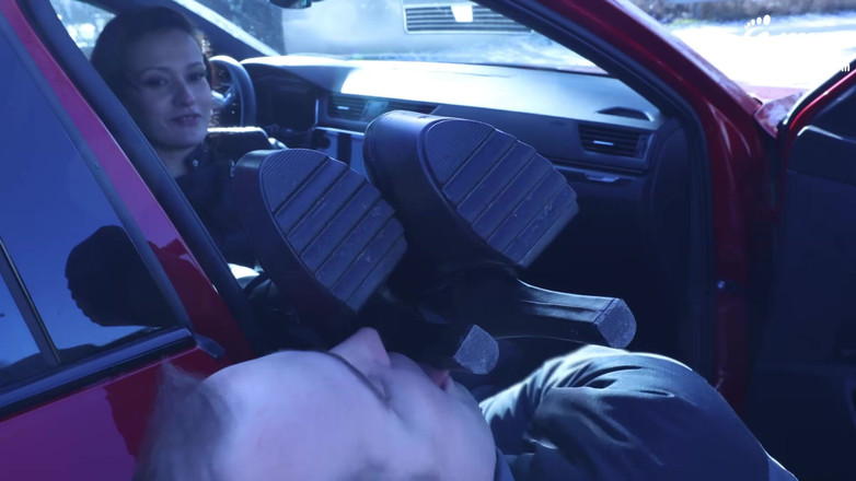 Czech Soles - foot fetish content: Un esclave nettoie ses bottes en public et gagne son...