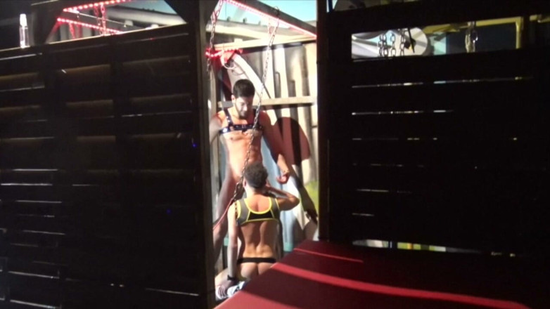 Fucked bareback for the first time: เขากินและดูดเธอ