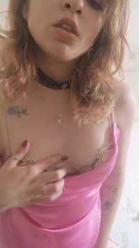 Striptease casero suave y masturbación salvaje. Primer plano