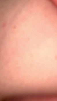 Ela fode o pau do namorado e recebe um bom facial