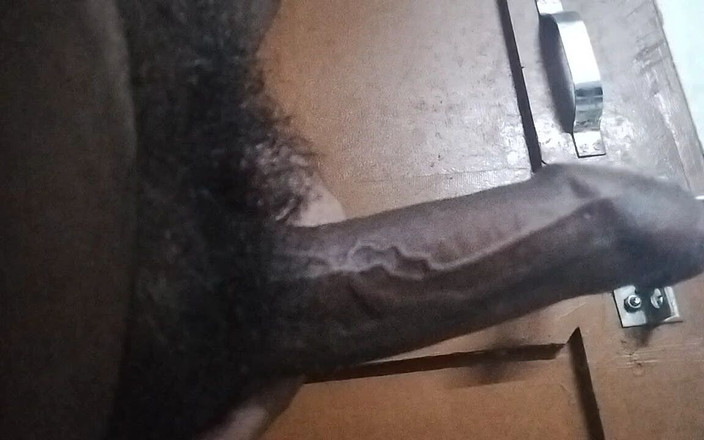 Sexy_PK_BOttom: Masturbuje, dráždí se a fackuje mého chlupatou nesestříhanou černou péro po...