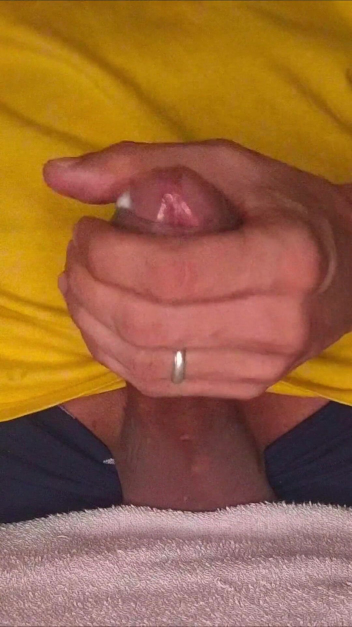 Naughty Cock: 大きなペニスを持つ男が美味しく自慰しながら、テイムなカッコールドを欲しがっている