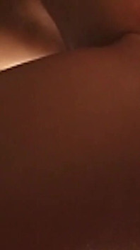 Svůdná milf brunetka vyprstěná a bušená v akci Steamy Doggy