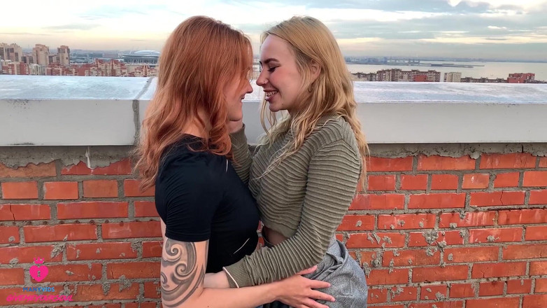 Marshswallow: Sesso lesbico pubblico sul tetto