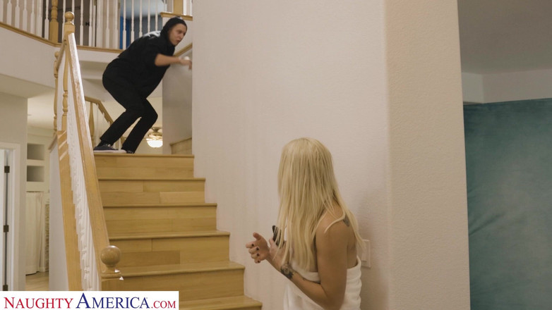 Naughty America: Naughty America Kenzie'nin kocası uzaktayken ilk yabancıyla sikişme şansı!
