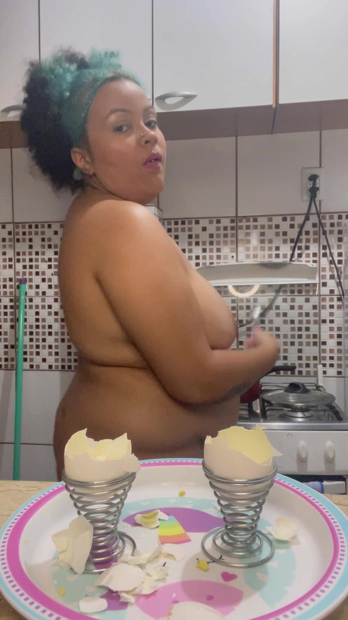 Cutiepiie Chubby: Donnona che mangia uova bollite nude