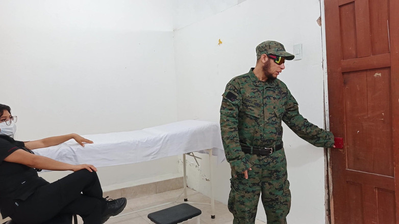 NEGRITA SEXY: 医師が診察中に兵士を官能的に触る