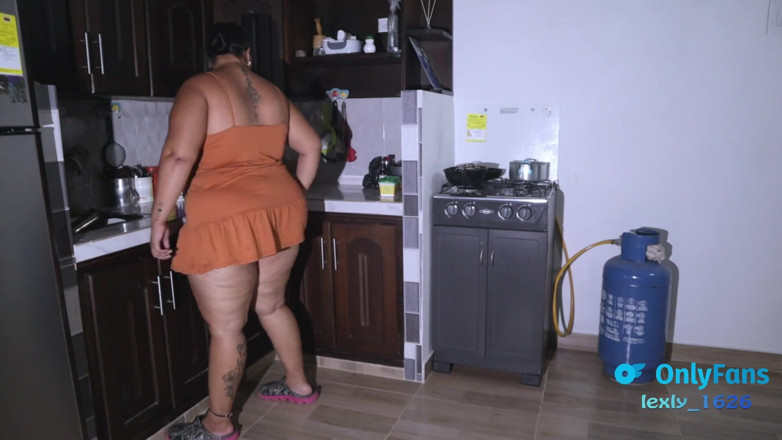 Lexly_16: Esposa Caliente Tiene Sexo Con El Plomero Para Poderle Pagar