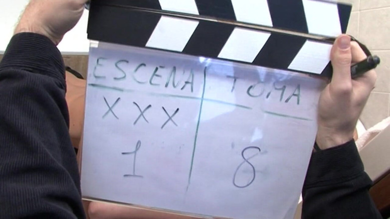 Lucky Perverts: Brunetka v koupelně s malými kozami
