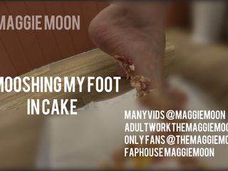 Maggie Moon: Smooshing chân của tôi vào bánh