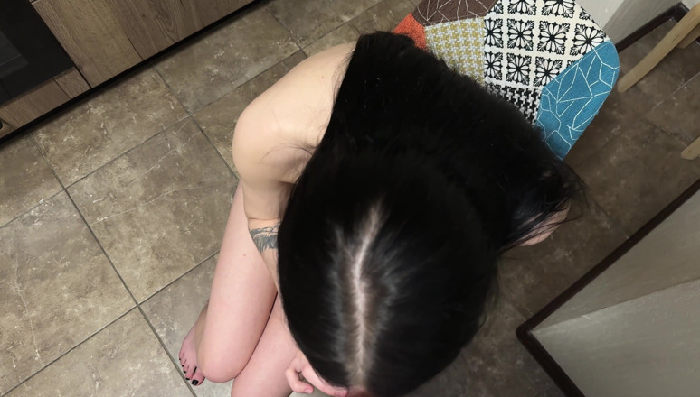 LoveHomePorn: L’ex d’une amie s’agenouille dans la cuisine et me suce...