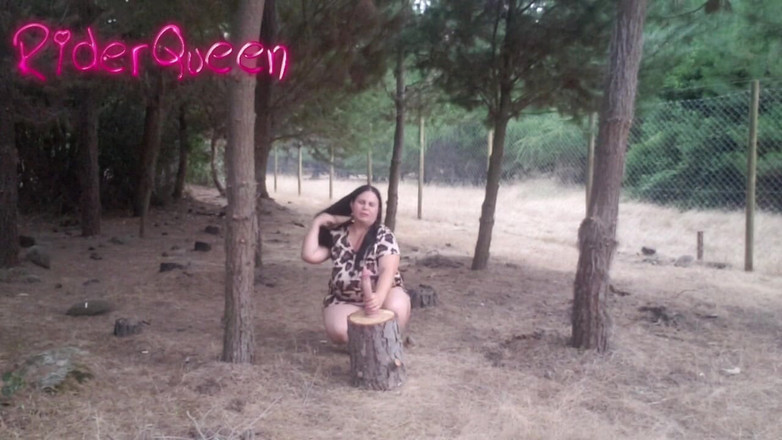 Riderqueen BBW Step Mom Latina Ebony: Recoping Woods セクシーな継母の屋外