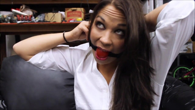 Selfgags classic: La fidanzata monella si strozza da sola!
