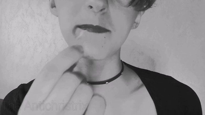 The Antichristrix: Impiedosa gigante devora todos eles