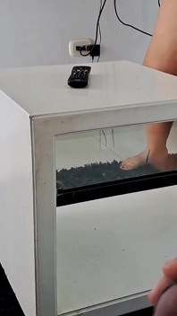 Madrasta tira a roupa enquanto limpa