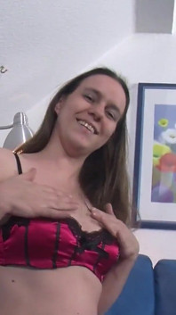 Sexy brünette masturbiert ihre enge eifrige muschi - 3