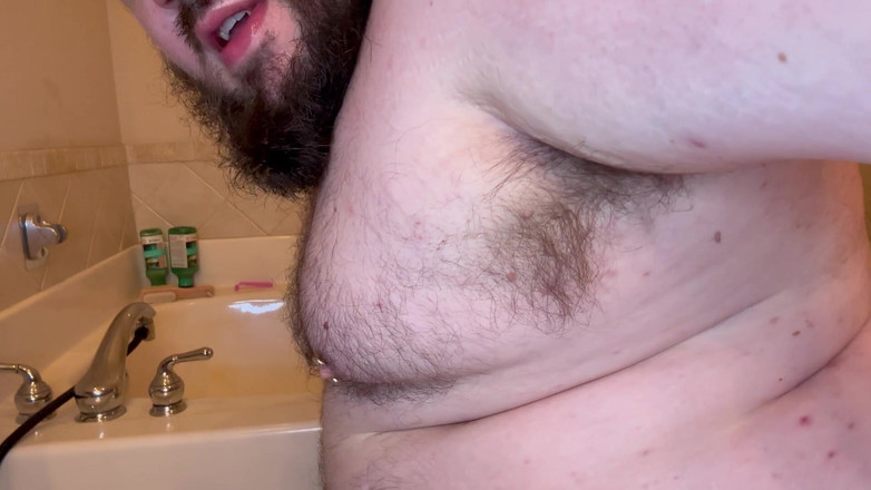 Chubby Freak: 胖乎乎的爸爸抚摸，使用口交玩具和屁股插头