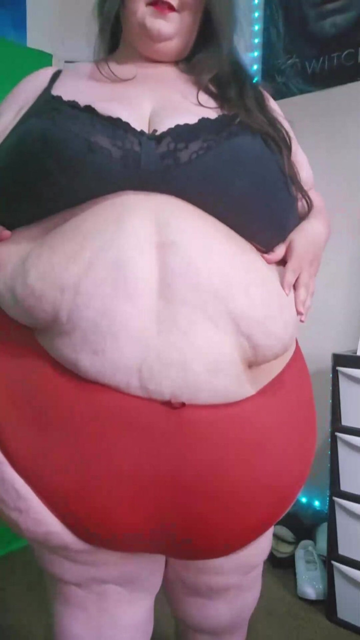SSBBWLadyBrads: Culona giganta caminando en bragas rojas apretadas