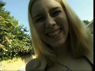 Dangerous Teens: Minik üniversiteli kız havuzun yanında büyük yarak emiyor