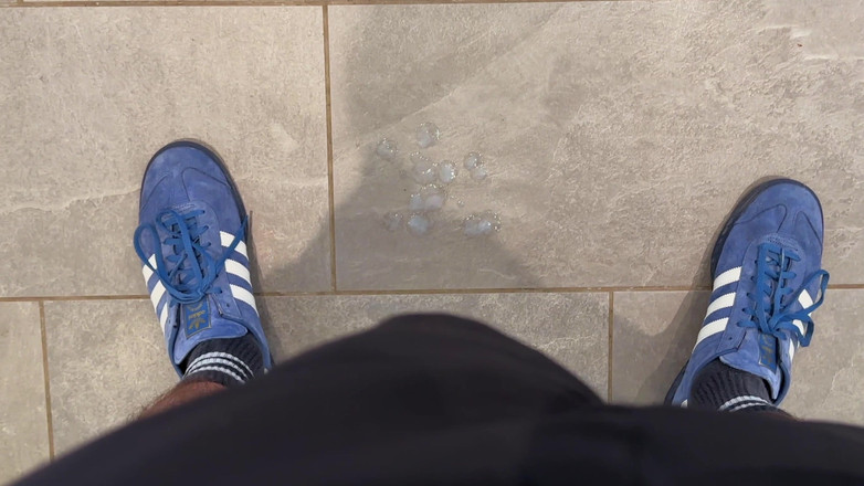 NakedFoxx: Il mio amico ha guardato la mia sega e sborrata...