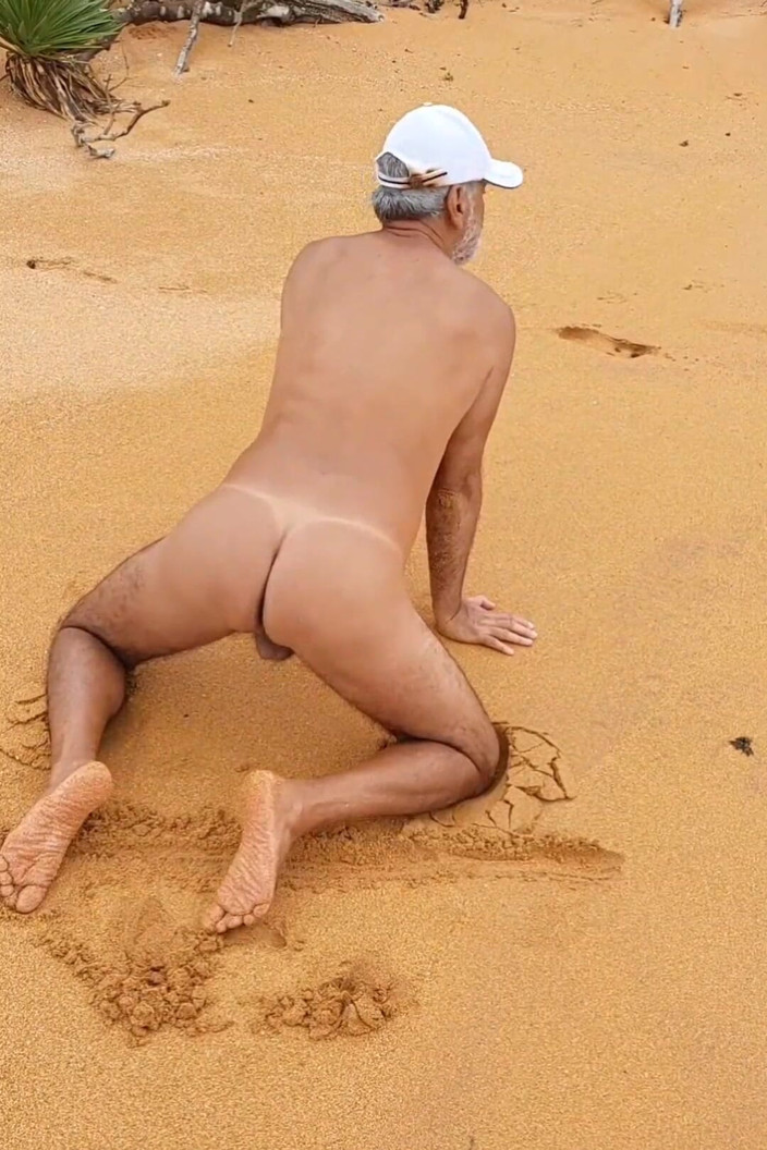 Ladysilvas: ビーチで裸のレディシルバ 日焼けしたお尻をセクシーなマークで見せびらかし、お尻にムラムラでいっぱい ファックして放っておいてください