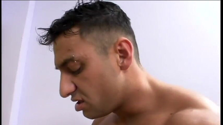 Give me BBW: Cewek semok rambut hitam dengan stoking ketat ini dientot habis-habisan...