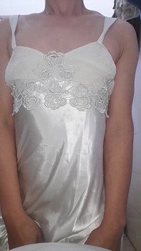 Crossdresser asiática vistiendo camisón largo y sedoso
