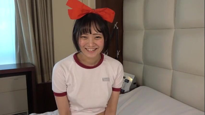 japan banana: Siswi imut jepang 18 tahun lagi asik nyepong kontol dan dicrot...
