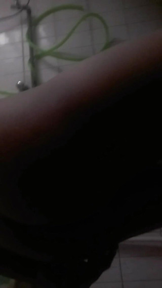 Bigfunn: Svlečená nahá v koupelně a ošukaná do zadku tlustou dýmkou