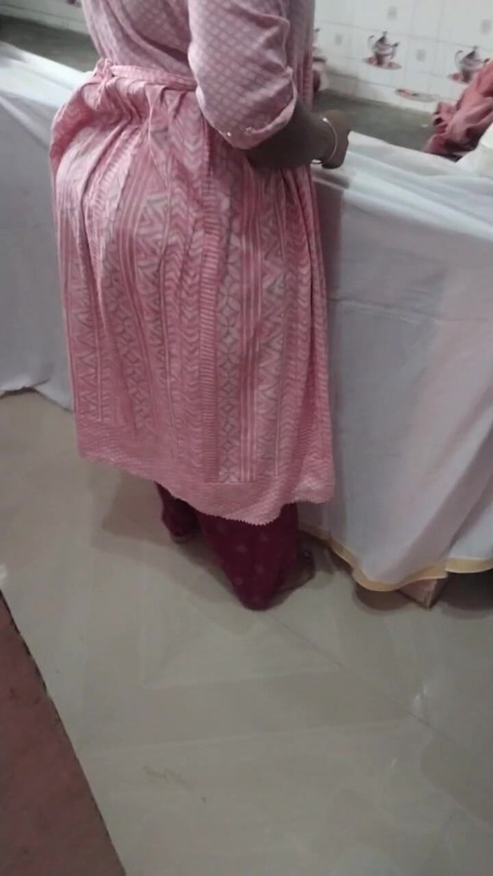 Tamil lesbian: Sexe torride dans la cuisine quand elle cuisine
