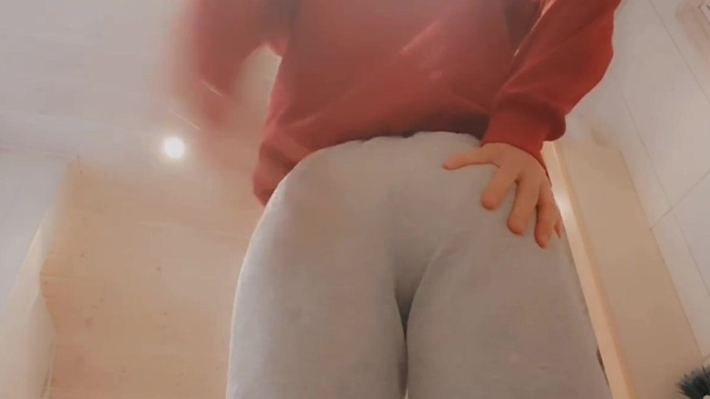 TiSIssyTi: Sissy effeminato in pantaloni della tuta - ti stuzzica
