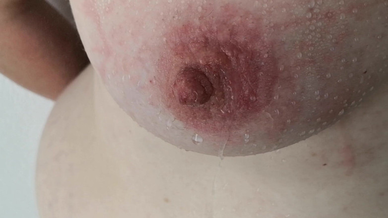 Bouncy Tits Action: Seins avec gouttes d'eau