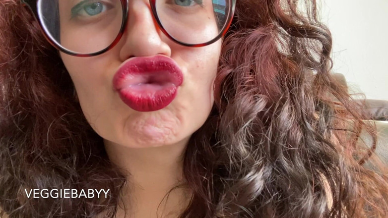 Veggiebabyy: Seducing You with Big Red Lips and Hair