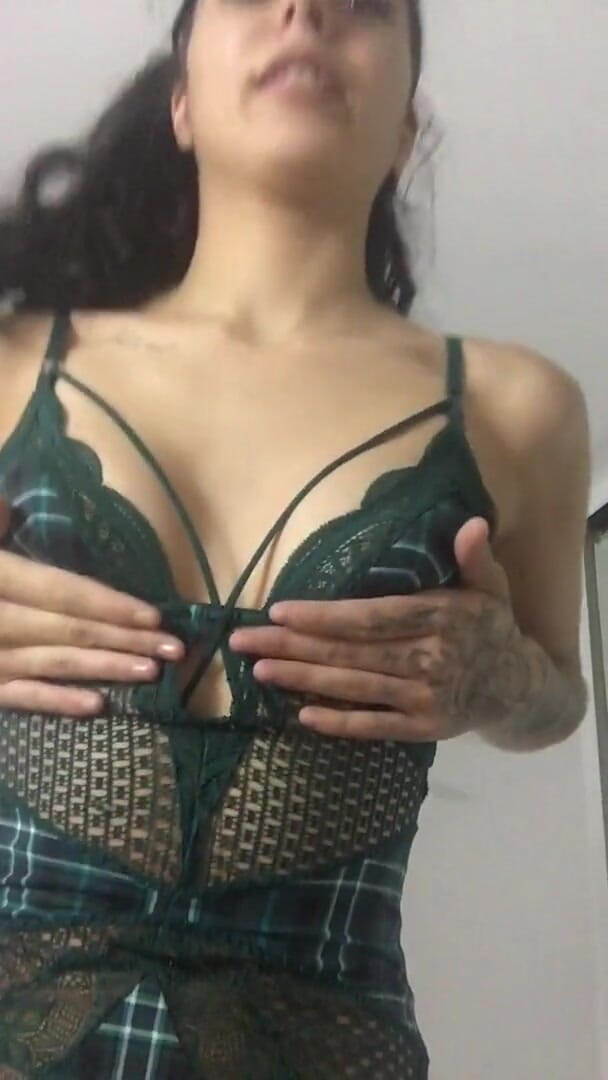 Sarah BaB: Mladá domina dělá video pro svou submisivní