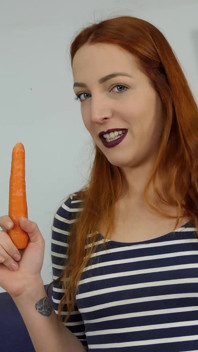 Liz joue avec enthousiasme ses légumes préférés.