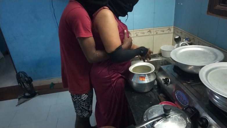 Tamil lesbian: Sexo caliente en la cocina